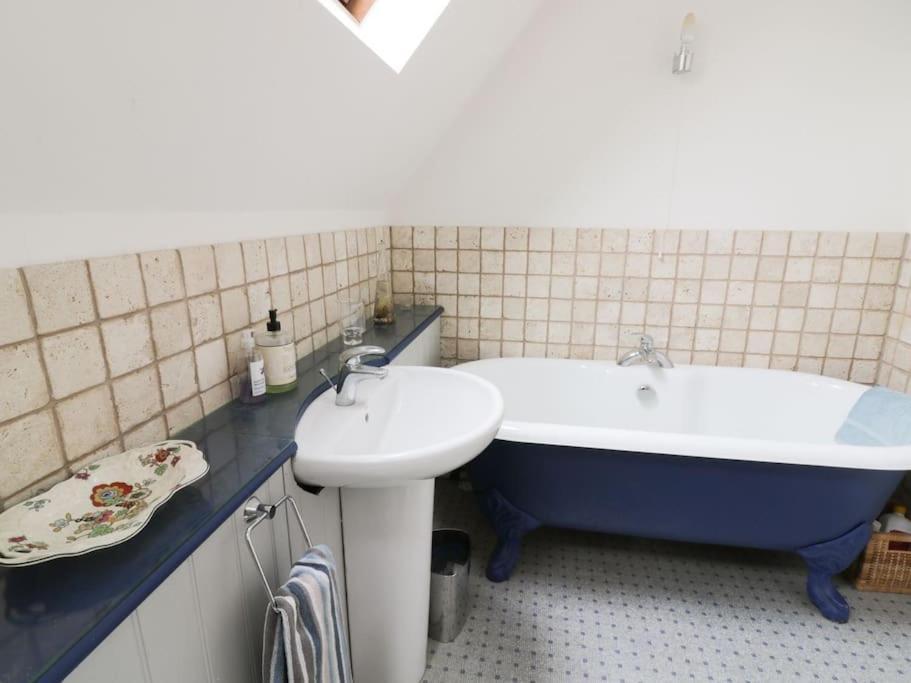 Spacious Rural Cotswolds Family With Mod-cons! Holiday home